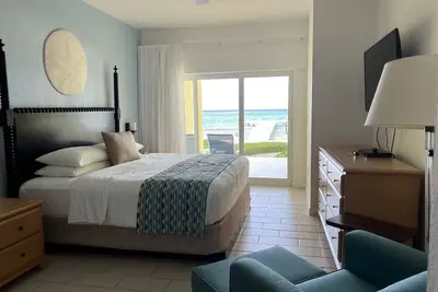 Image de Step onto beach! Beach front 2 bed + bath condo with full kitchen, Lr/Dr, patio