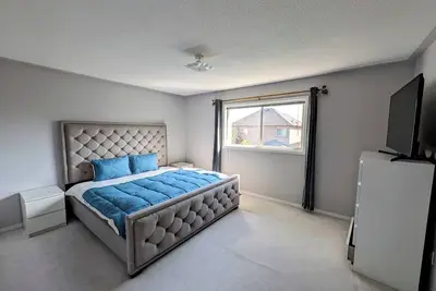 Image de 3 Br Cozy I Spacious House I Quiet I Pet & Family Friendly I Near Toronto