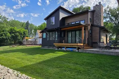Image de McHenry Riverside Retreat – Comfort & Relaxation