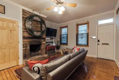 Image de Old-World Charm House with Roof Deck in Ave of the Arts, Philadelphia