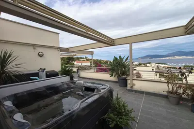Image de T3 avec terrasse vue mer Ă deux pas de la plage