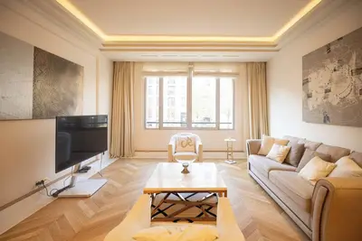 Ave Montaigne - Lux 2bd with Ac