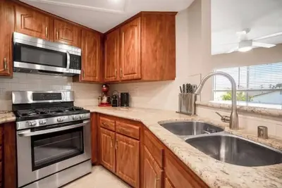 Image de Walk To The Beach, Downtown, Restaurants, & More!