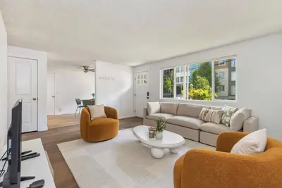 Image de Chic 2 bedroom Lynnwood Nest w/ Kitchen & Yard