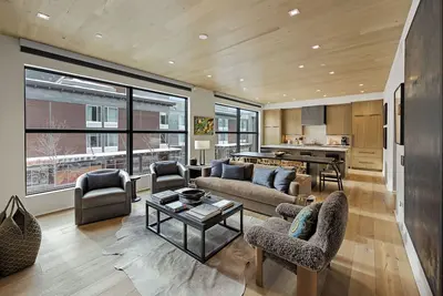 Image de Mountain Views & Fall Trails | Hot Tub Escape