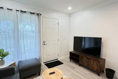 Image de Main floor unit/Fountain Bleau/mins from Chrysler