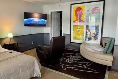 Image de Beautiful 2-bed Garden Lake Apartment, w/ Hot Tub, Wood Stove, Parking, Buchanan