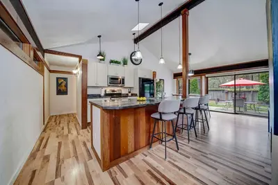 Image de Light, Bright & Beautifully Updated in Graeagle Meadows