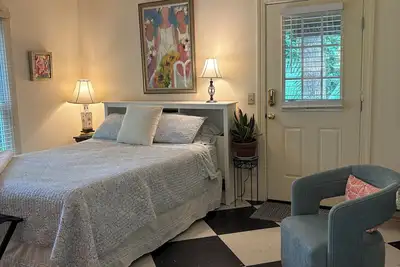 Image de Peace LikeRiver is a charming one room efficiency;  private porch and entrance.