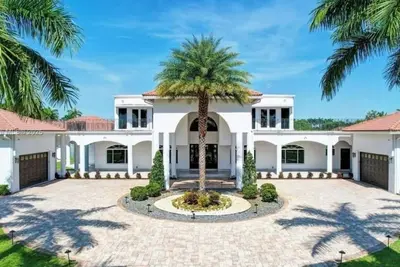 Image de Private, gated 8-bedroom oasis with 6 car garage in prestigous Southwest Ranches
