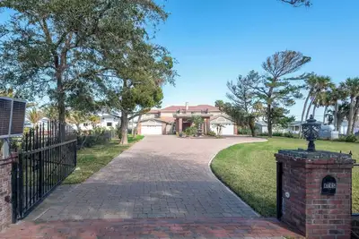 Image de One of a Kind, two story, gated Halifax Riverfront
