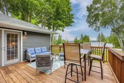 Image de Dock + Lakeside Lawn: Family Home Near Bear Dunes