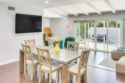 Image de Private Yard w/ Pool: Bright Escape in Canoga Park