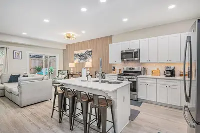 Image de The Hugo Hideout~Spacious 3br/2. 5ba N. Chs home