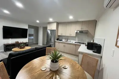 Image de 3b2b Modern House w/ Backyard