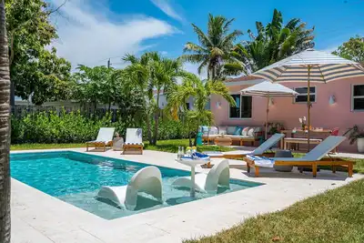 Image de The Coral Cabana | A Modern Palm Beach Escape!