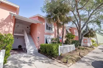 Image de St Petersburg 3-bedroom condo steps from Bay, Pools, Hot Tub, Tennis Courts etc.