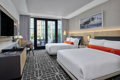 Image de Discover Charm in Contemporary Room Near Historic Areas