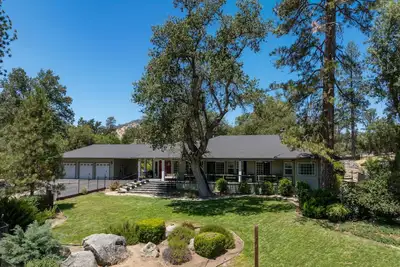 Image de Riverbend Retreat 5-bedroom villa with spa, pond, gym, and private bar.