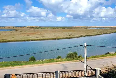 Image de **Appartement avec Vue Imprenable sur l’Eau – 2 Chambres / 2 Salles de Bain**