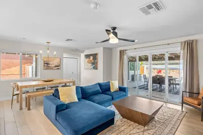 Image de Stylish 4 Bedroom Home w/ Pool Heating & Hot Tub