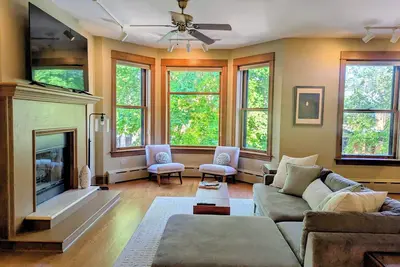 Image de Modern Vintage Charm in Historic Neighborhood