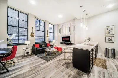 Image de Rock & Roll Flat w/ Heated Pool+Sauna+Gym•Downtown