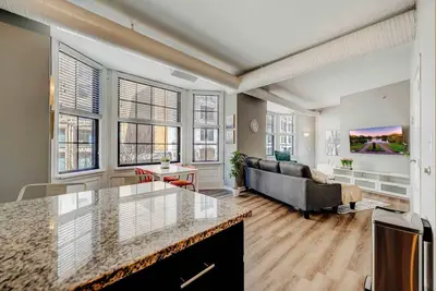 Image de Luxe 2b in Playhouse Square • Pool & Spa • Gym