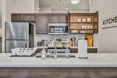 Image de Luxe Flat w/ Heated Pool & Sauna • Gym•Heart of Dt