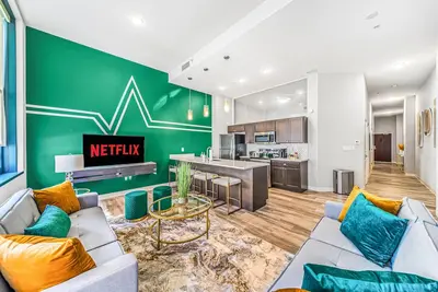 Image de Luxe Flat w/ Heated Pool & Sauna • Gym•Heart of Dt