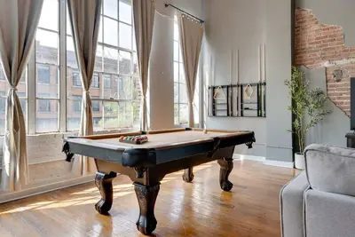 Image de Modern Loft w/ Pool Table| Parking| Sleeps 8| Dt