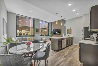 Image de Luxe Flat w/ Heated Pool & Sauna • Gym•Heart of Dt