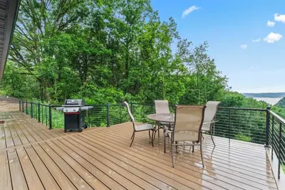 Image de Brand new modern cabin with beautiful river view.