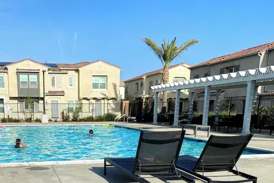 Image de Modern Chic Home w Shared Pool by Kaiser Speedway - Honest Homes