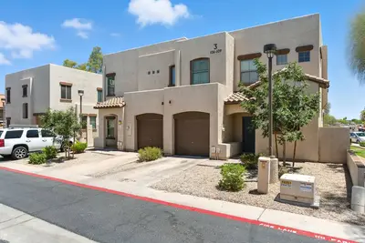 Image de Charming 2-bedroom townhome near Asu in Tempe  with Ac, garage, and a pool!