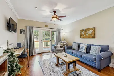Image de Golf course-front condo with private balcony and minutes from beach