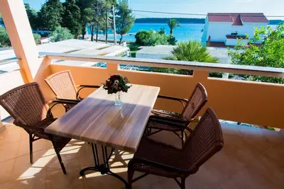 Image de Appartement d'une chambre avec le balcon et la vue sur le mer Banjol, Rab (A-24825-a)