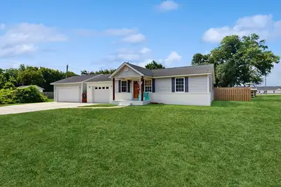 Image de Dog-friendly coastal home with enclosed yard and boat parking available