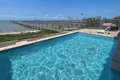 Image de Stunning bay front home with fishing pier, large deck, & private pool