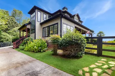 Image de Stunning cottage w/ wraparound porch, access to shared infinity pool & hot tub