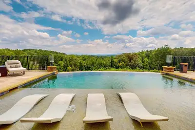Image de Luxury mountain compound with infinity pool, hot tub, fire pit & much more