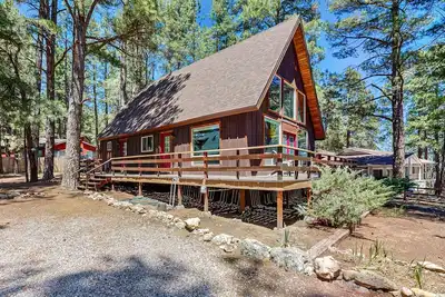 Image de A-Frame Home w/ large deck, bbq grill, foosball table, & Ev charger