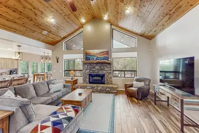 Image de Mountain home w/ deck, bbq grill, yard - close to lake, golf, trails, & town
