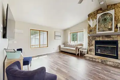 Image de Cozy Home in Lake Arrowhead w/ shared amenities such as pools, tennis, & golf