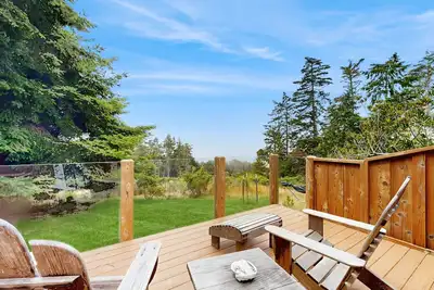 Image de Serene, ocean view, hillside home w/grill + shared pool, sauna, tennis courts
