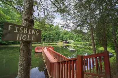 Image de 2 Cabins on Private Pond • Sleeps 30•Sauna•Hot Tub