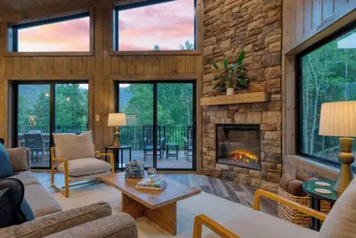 Image de Luxe Cabin w/ Hot Tub, Views & Game Room – Sleeps 10 | Do Good Holler