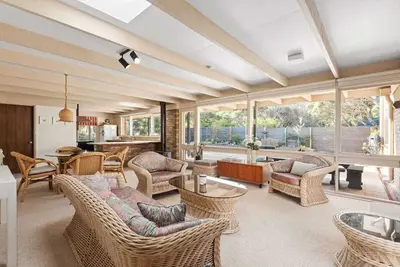 Image de 4-bedroom house in charming Point Lonsdale with Ac
