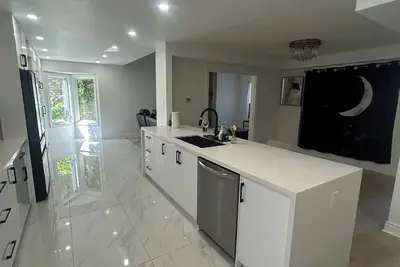 Image de Nice house walking distance to western university,3500sq renovation property