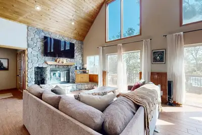 Image de Moonridge Alameda ~ private hot tub - dog-friendly - 6 minutes to Bear Mountain